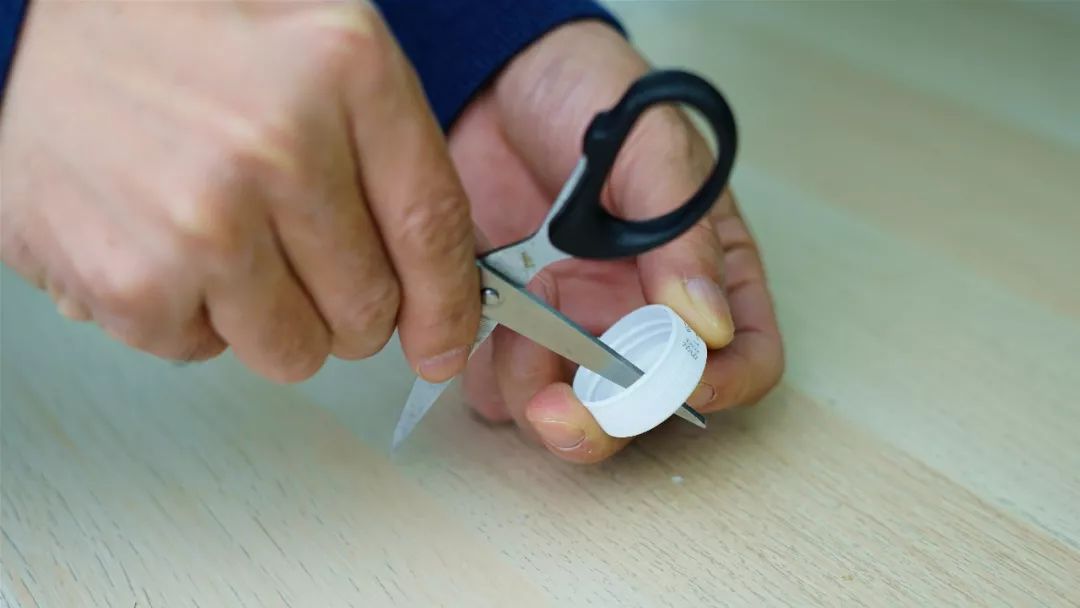 怎样使杯子里的水顺着吸管倒流,怎么让水从一个杯子跑到另一杯去