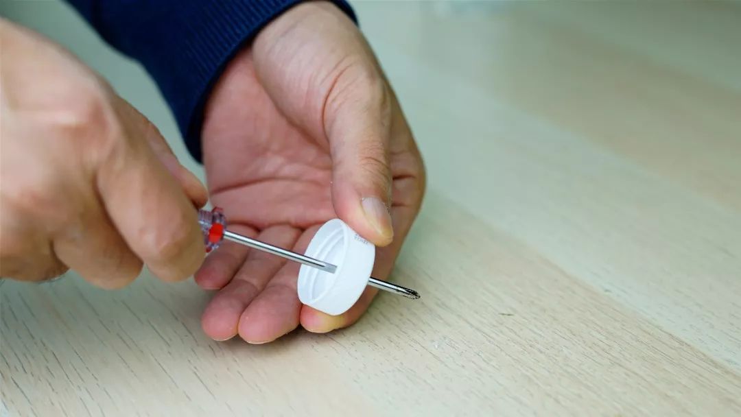 怎样使杯子里的水顺着吸管倒流,怎么让水从一个杯子跑到另一杯去