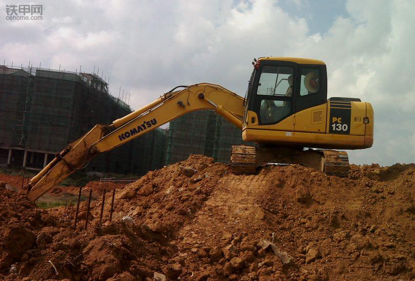 小松130-7挖掘机憋车是什么原因,小松挖掘机pc130全新的多少钱