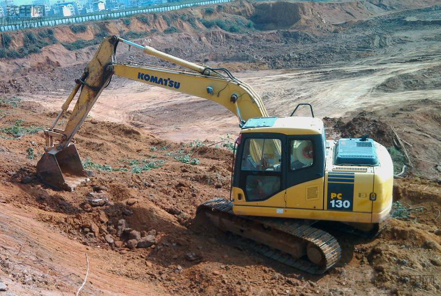 小松130-7挖掘机憋车是什么原因,小松挖掘机pc130全新的多少钱