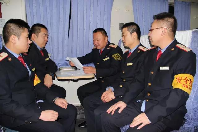 火车上列车员是干什么的,铁路列车员收入