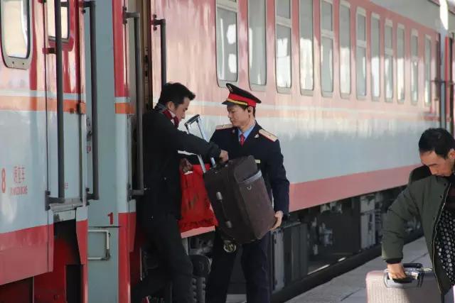 火车上列车员是干什么的,铁路列车员收入