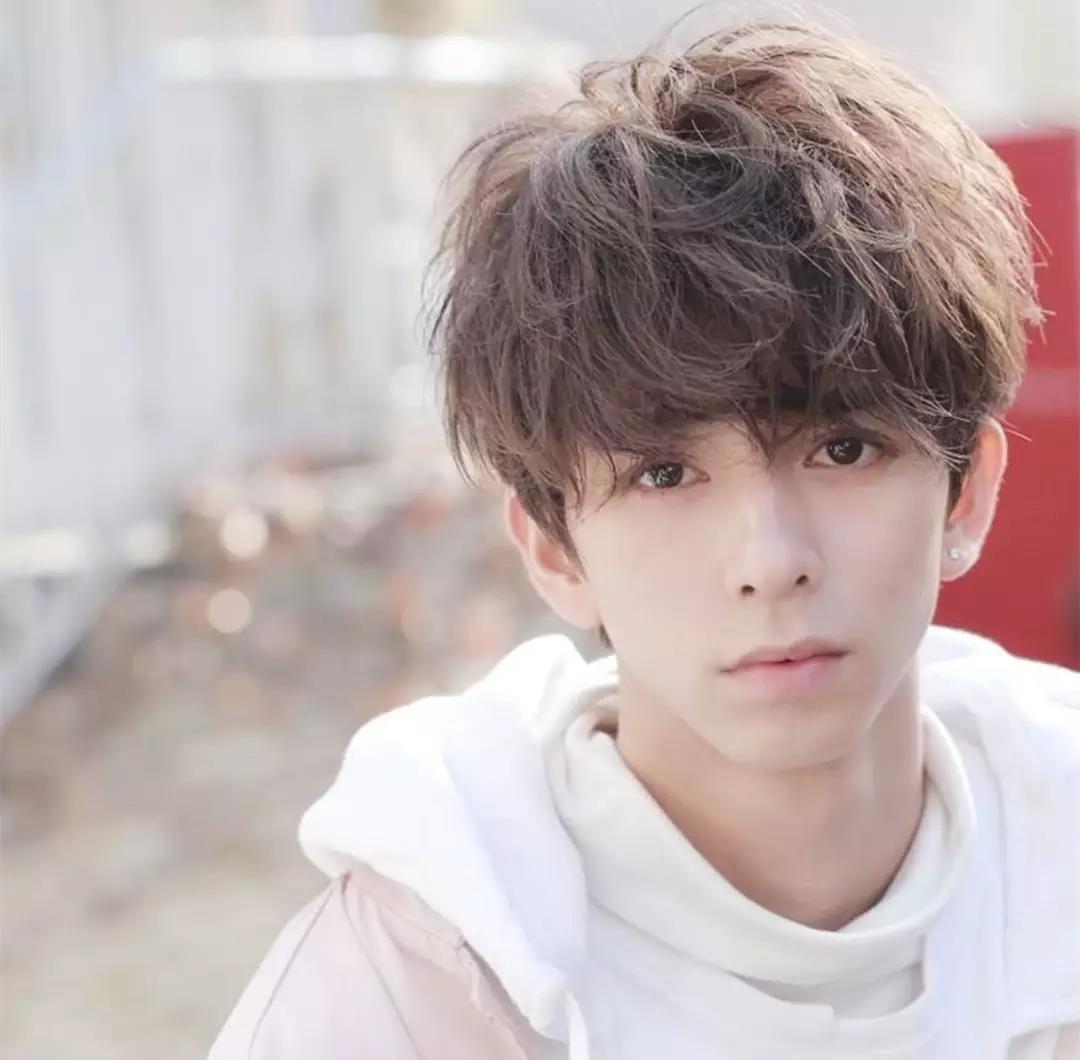 海边的风好大头发都要被吹混乱了,风大头发吹得乱糟糟