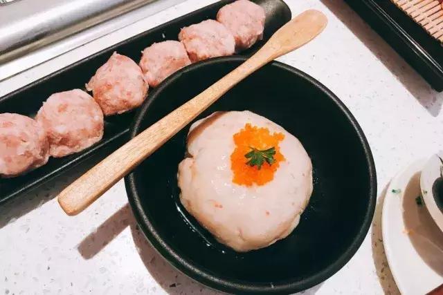 城中炫富新时尚，吃一顿粉粉的桃花玉面美人锅