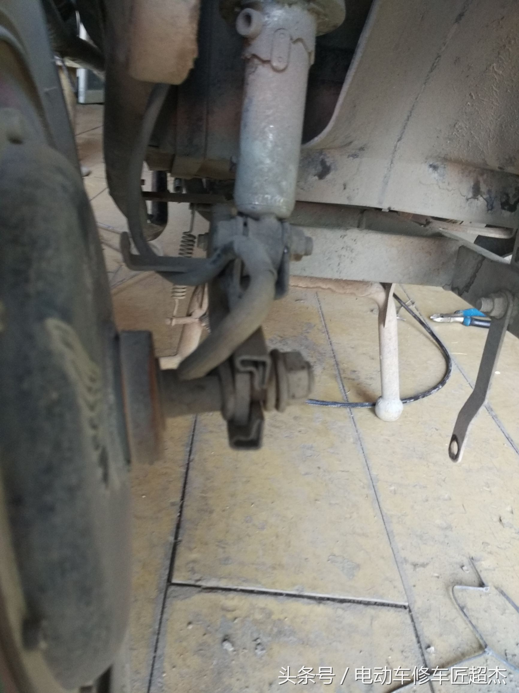 电摩如何拆下刹车油封视频,修车自制工具视频