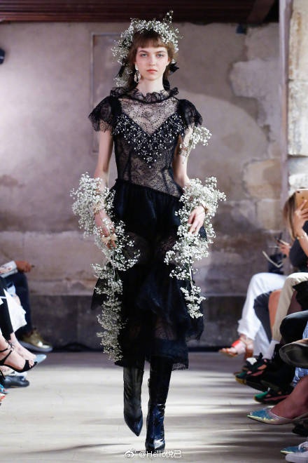 穿Dior星空裙的模特比ab还美！神似王思聪前女友，就是嘴巴怪怪的