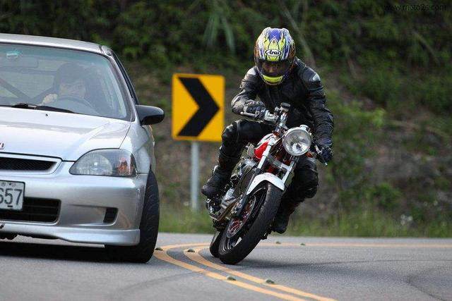 摩托车高速刹车一捏就吱吱响,摩托车高速刹车刹前刹还是后刹