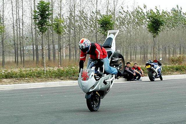 摩托车高速刹车一捏就吱吱响,摩托车高速刹车刹前刹还是后刹