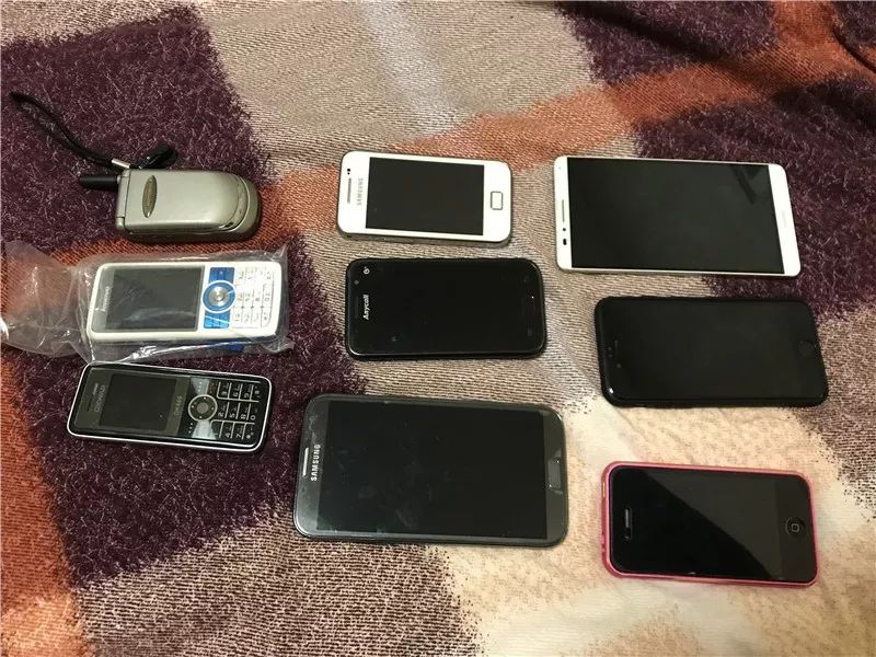 年薪40万招老人：83岁清华学霸PPT自我介绍，60岁大妈组团教网购