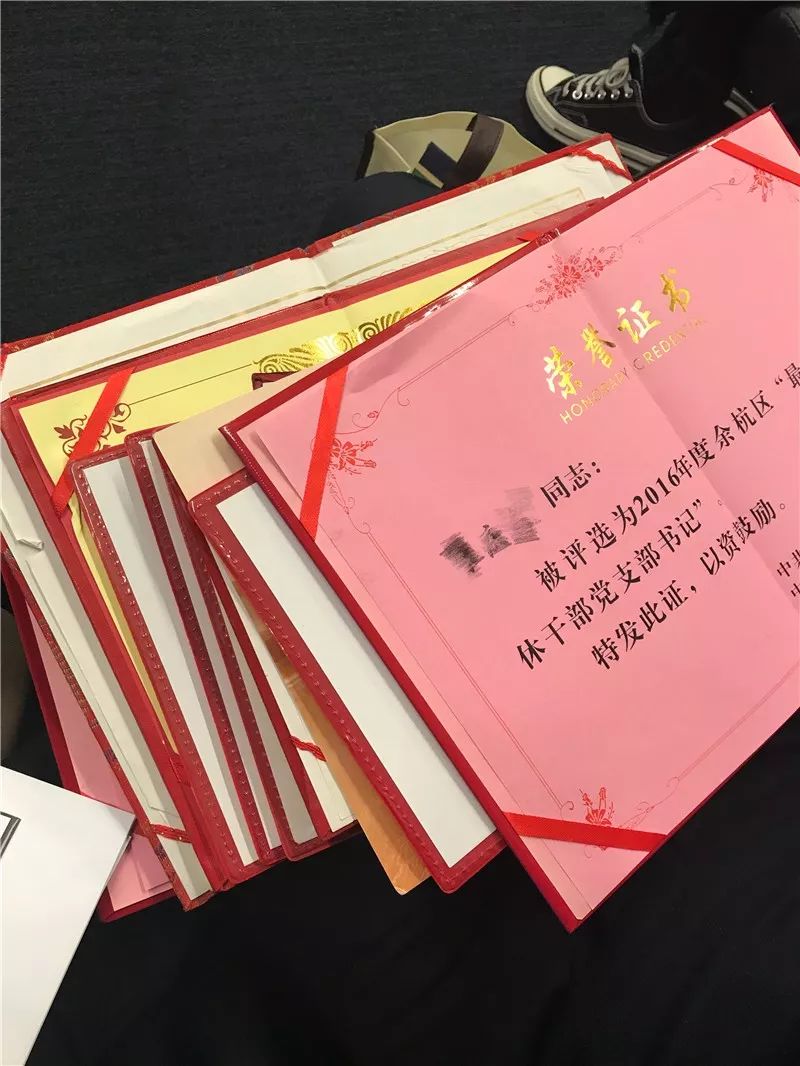 年薪40万招老人：83岁清华学霸PPT自我介绍，60岁大妈组团教网购