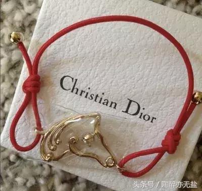 狗年新时尚，国际大牌为迎合中国市场，都出了些什么看不懂的时尚