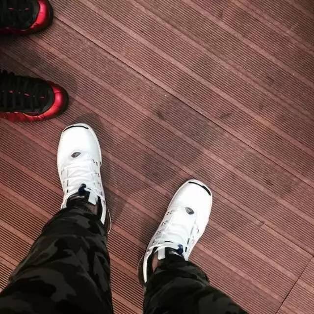 买过厂鞋，做过编辑，见证本土潮流变迁的他如今只留下这两色球鞋