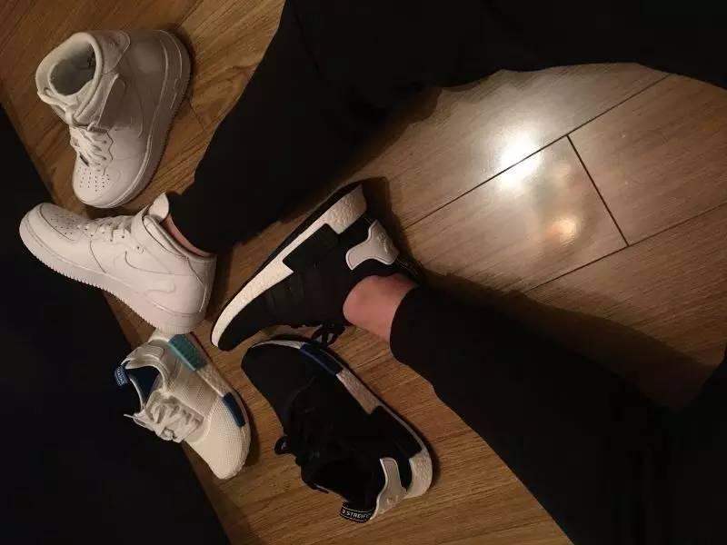 买过厂鞋，做过编辑，见证本土潮流变迁的他如今只留下这两色球鞋