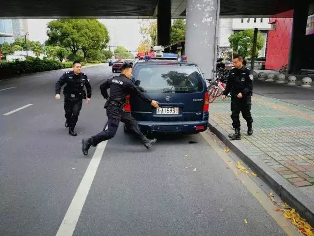 看滨和健儿玩转旱地冰球｜长河小学学生寻访“最美杭州人”