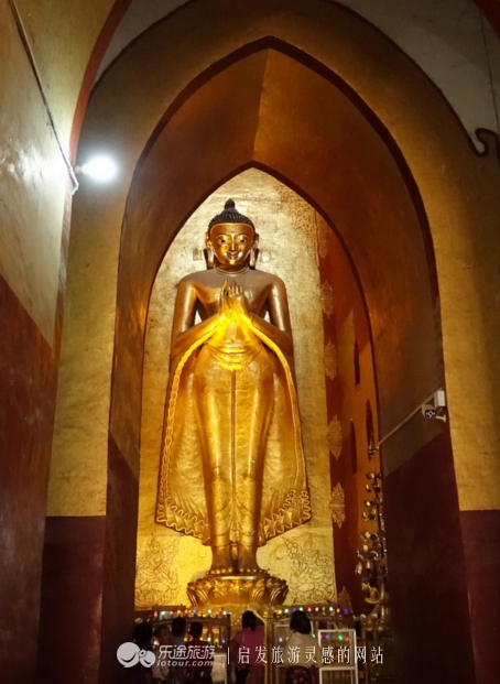 万千佛塔卧夕烟，十里浮屠一望间