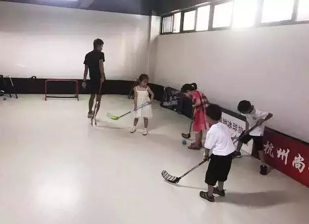 看滨和健儿玩转旱地冰球｜长河小学学生寻访“最美杭州人”