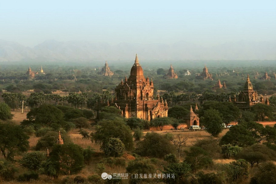 万千佛塔卧夕烟，十里浮屠一望间