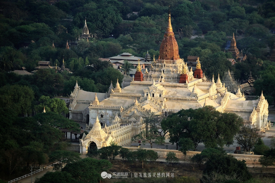 万千佛塔卧夕烟，十里浮屠一望间