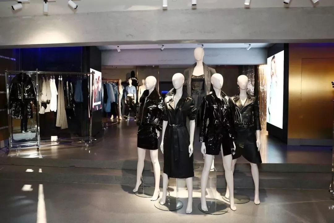 “石头姐”、“黄金芭比”现身ELIZABETHSULCERxMISSSIXTY系列发布派对，演绎示范及穿搭！