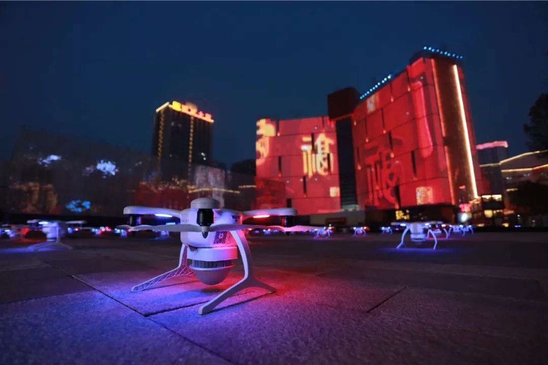 闪耀全国！500架“夜空精灵”炫舞高新，硬科技助力“西安年”完美收官！