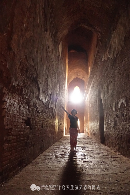 万千佛塔卧夕烟，十里浮屠一望间