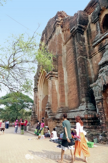 万千佛塔卧夕烟，十里浮屠一望间