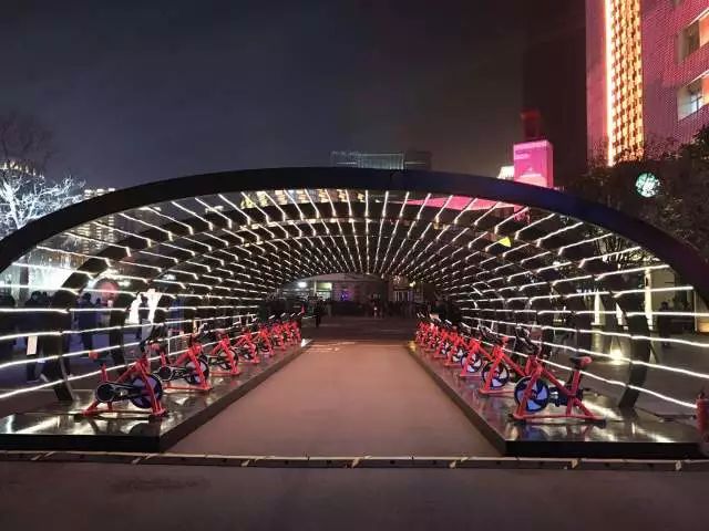 闪耀全国！500架“夜空精灵”炫舞高新，硬科技助力“西安年”完美收官！