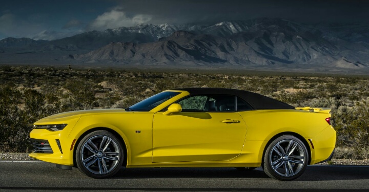 雪佛兰科迈罗，俗称大黄蜂，虽然说是平民跑车，可是价格可不亲民