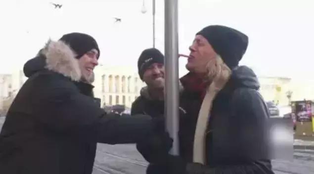 穿着棉袄吃冰棍,穿着棉袄吃着雪糕谜底