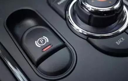 自动挡刹车失灵可以拉手刹吗,拉手刹开车刹车失灵后会自己好吗