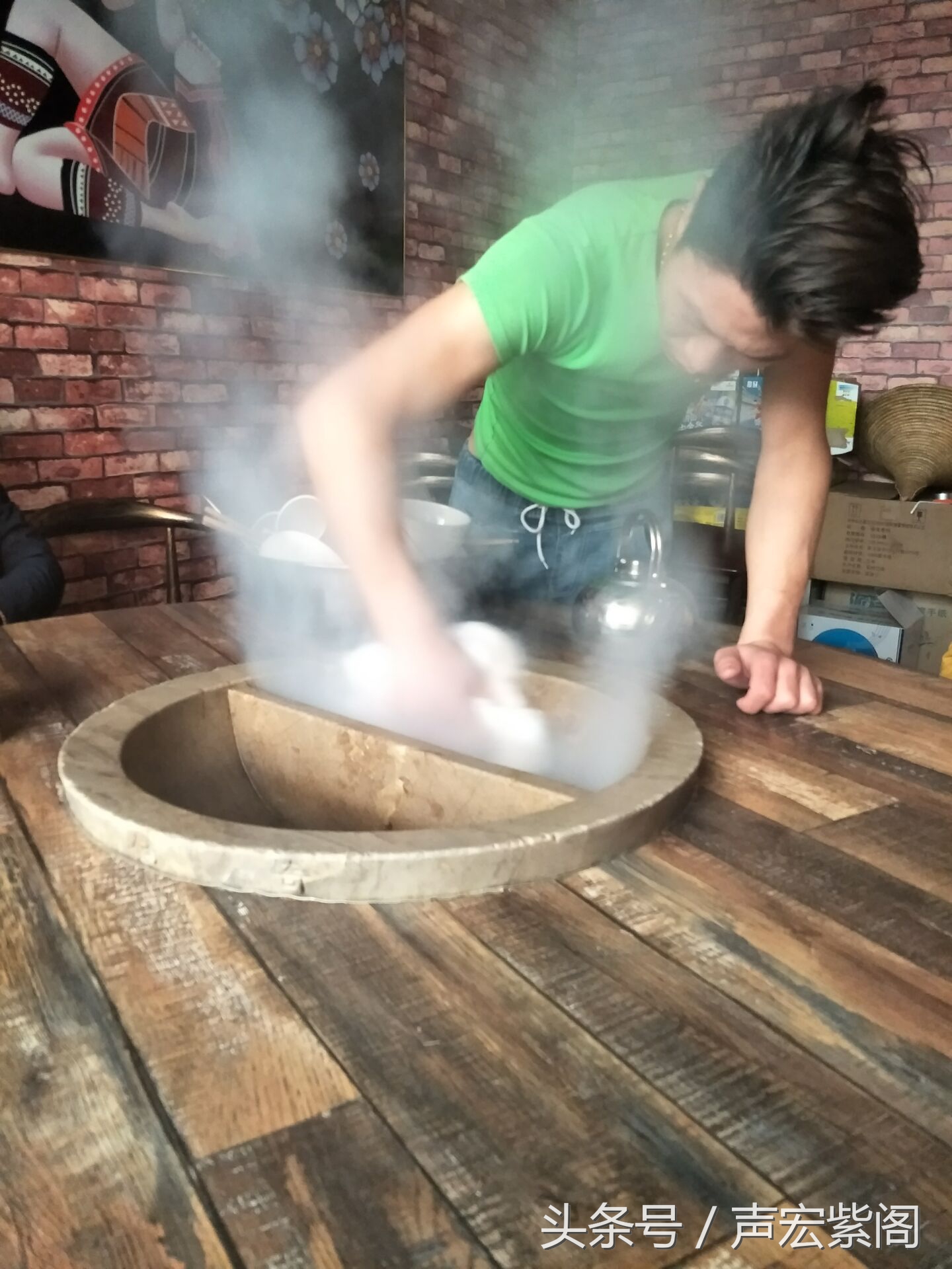 石头锅草帽盖特色鲜明，来河北石家庄赵县建设路品尝鲜美的石锅鱼