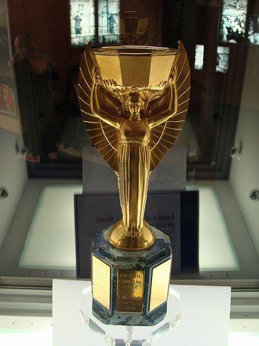 大力神杯在哪一届世界杯,大力神杯不是冠军不能碰吗