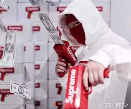 谁说奢侈品潮牌生产无Bug？Supreme再现印刷错误！