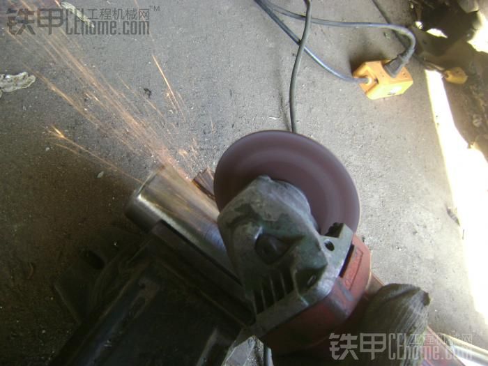 国外牛人自制简易装载机,牛人自制铲地机