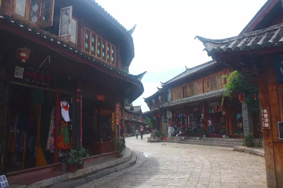 自驾游怎么穿越雪谷,自驾穿越雪地雾凇视频