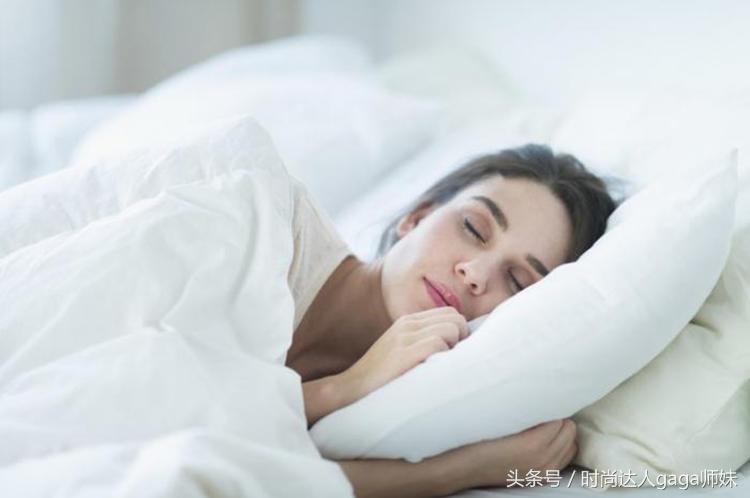 睡眠面膜敷起来，睡着也有美颜肌