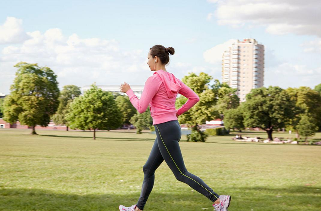 跑步要怎么呼吸才不会气喘,跑步速度一快就岔气怎么回事