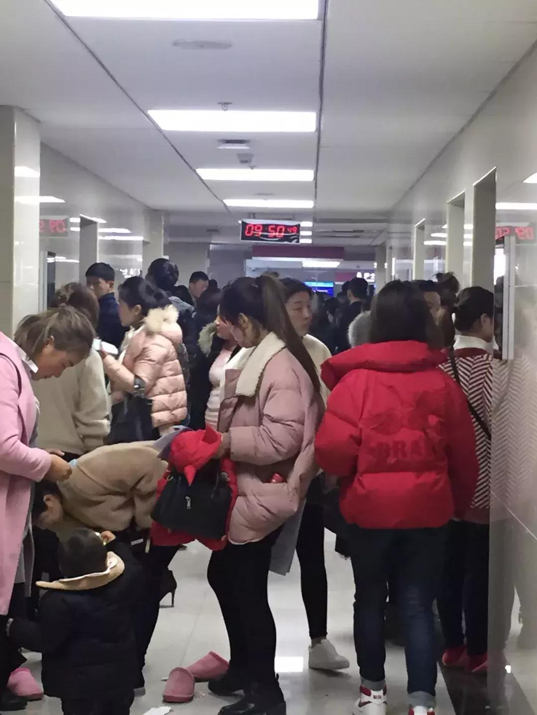 阜阳发热门诊爆满,阜阳六院2楼门诊