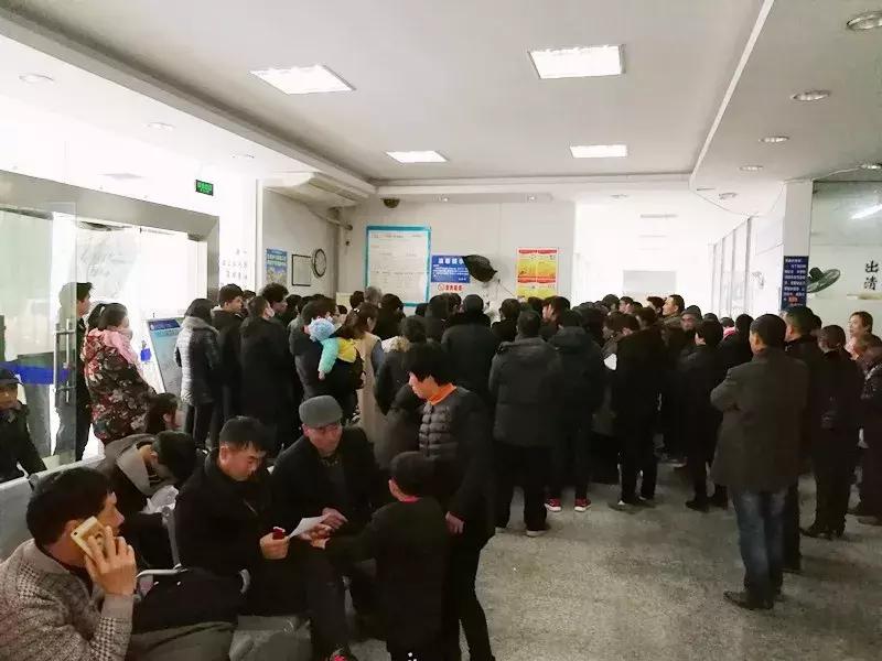 阜阳发热门诊爆满,阜阳六院2楼门诊