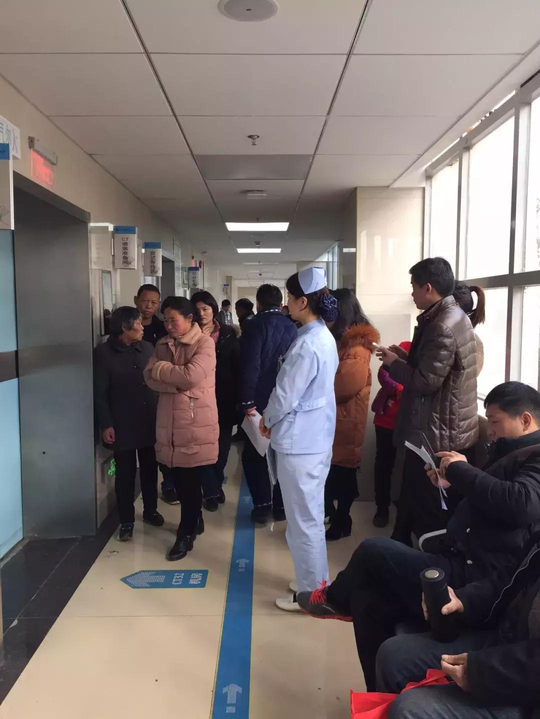 阜阳发热门诊爆满,阜阳六院2楼门诊