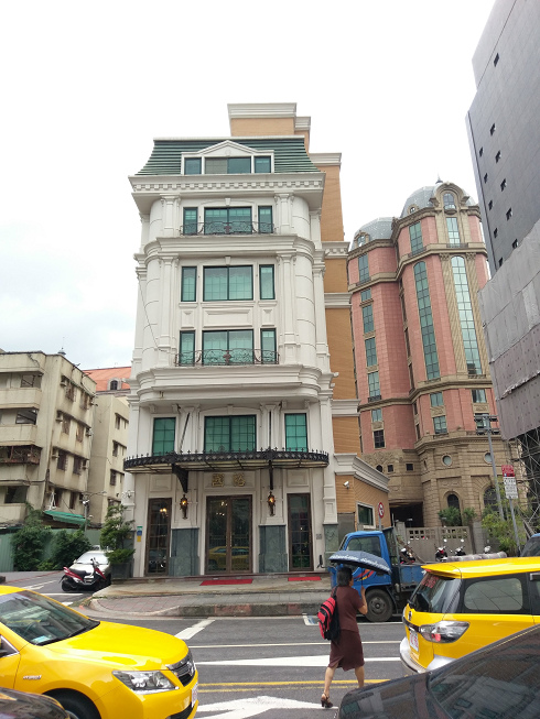 文本直送科技新闻:宏达电旗舰智慧型手机「HTC10」崭新体验，十分完美！