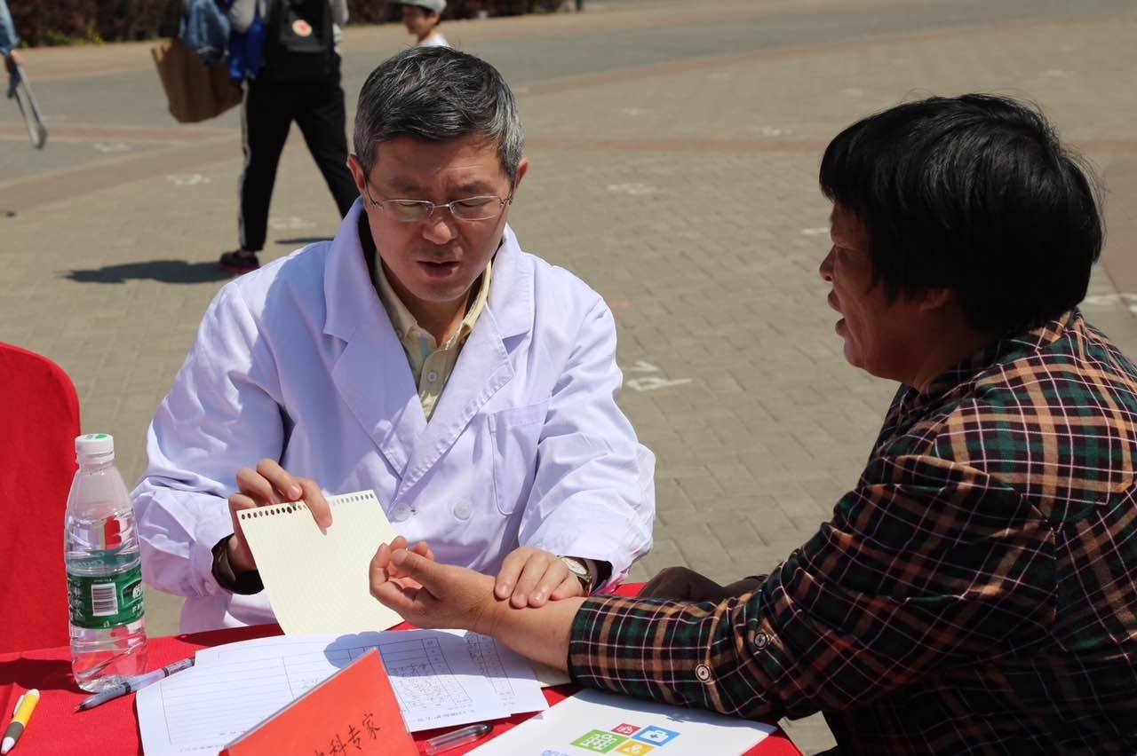 医护人员进社区义诊教老人护牙,省级医学专家下基层服务百姓健康