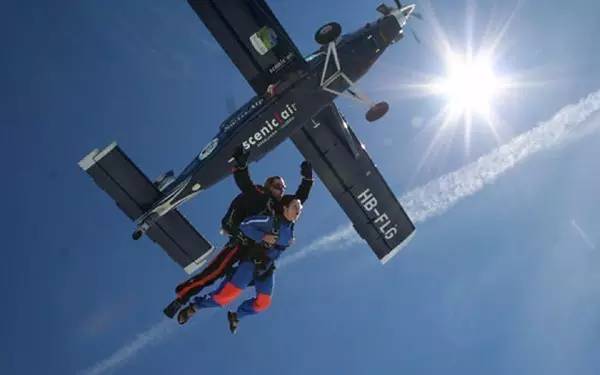 高空跳伞可不可怕,高空跳伞值得玩吗