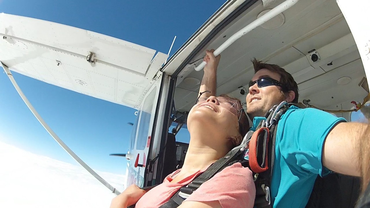 高空跳伞可不可怕,高空跳伞值得玩吗