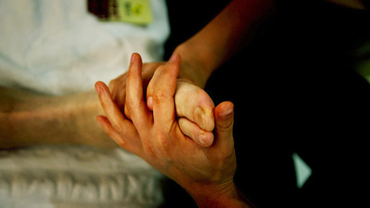 请不要用有色眼镜看人的着装,请不要用有色眼镜看待任何人