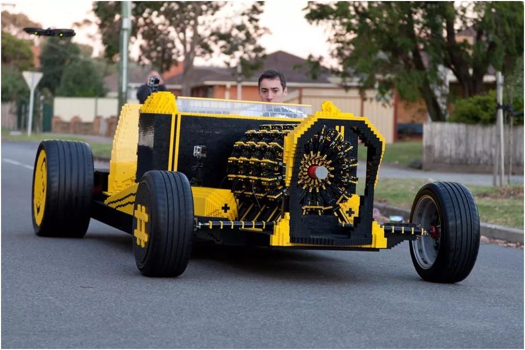 来来来，靠我们的双手拼出一个超跑的世界！