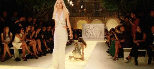 他*光脱**我衣服后，就跑去追热门了