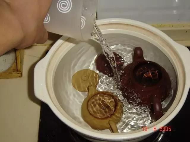 怎样去掉紫砂壶的异味,紫砂壶开壶后没有异味