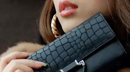 68属猴的用什么颜色的钱包好,1981年属鸡女用什么颜色钱包招财