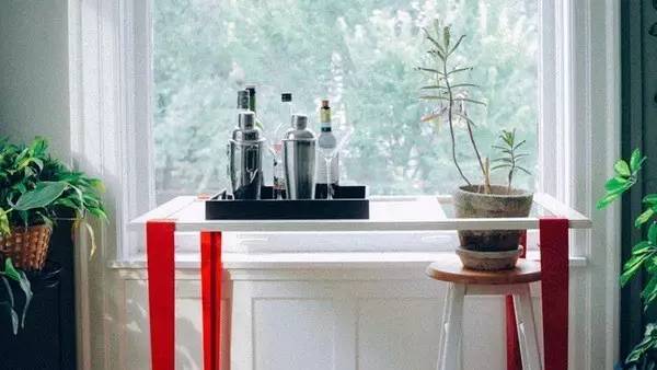 流浪汉用垃圾桶造房子,流浪汉自己用木头建了个房子